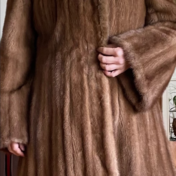 Ultra Soft Mink Fur Coat. Appx Size 8 - Picture 4 of 8